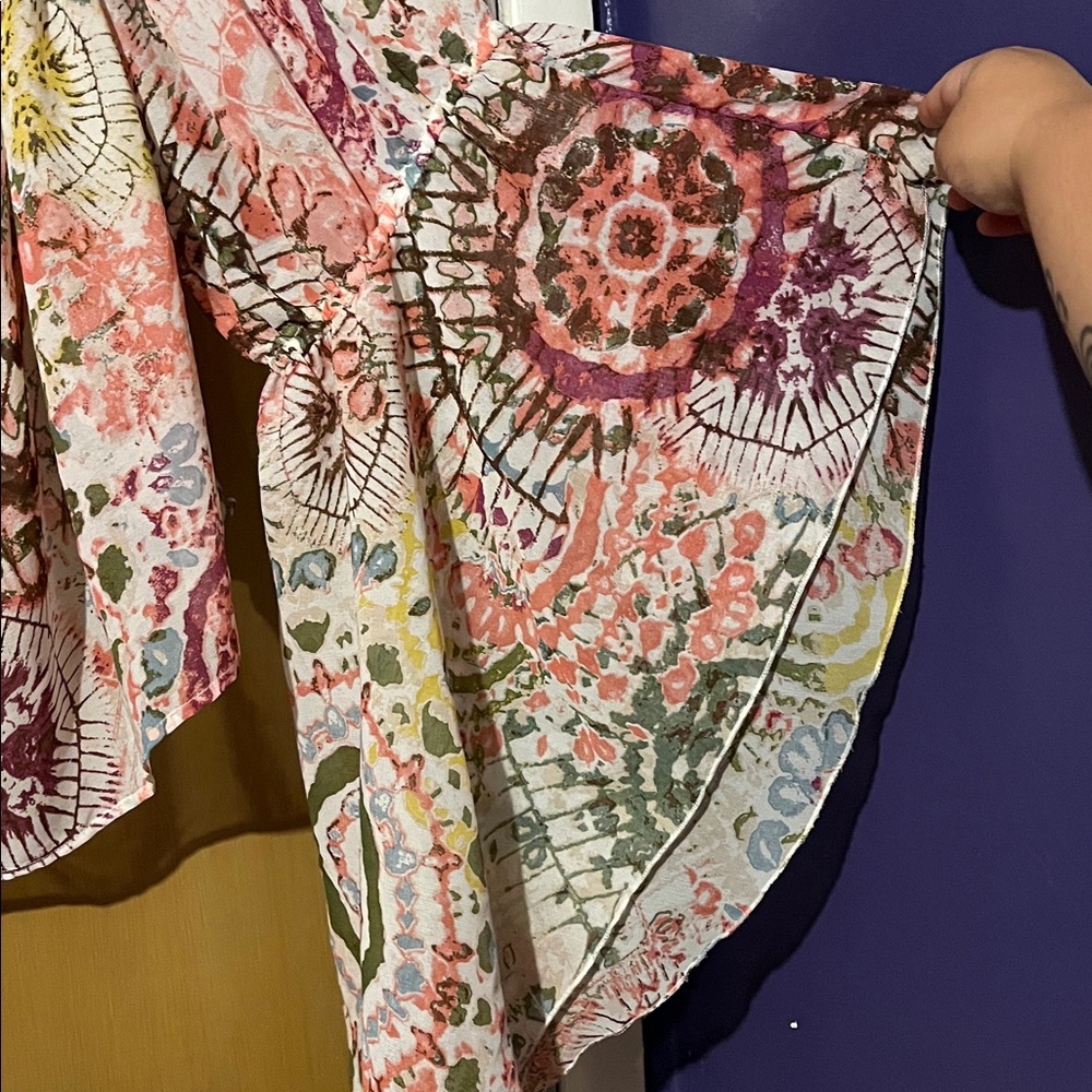 Live 4 Truth Cropped Watercolor Flowy Floral Abstract Blouse - Picture 7 of 11